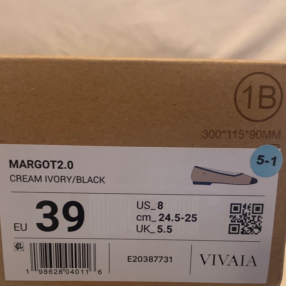 VIVAIA Margot 2.0 Square-Toe V-Cut Flats in Cream and Ivory Black - Picture 5 of 5